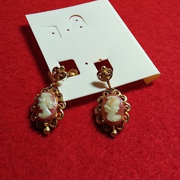 Vintage Cameo Gold Tone Metal Screw Back Dangling Earrings Cottagecore - Picture 5 of 8